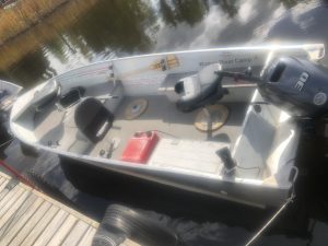 Ultra deluxe 30 hp boat upgrade has storage, pedastal seats, livewell 20 inch transom